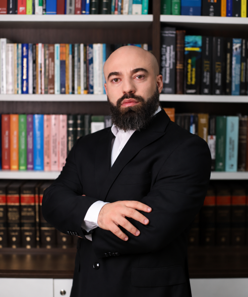 Retrato corporativo com livros ao fundo (1)